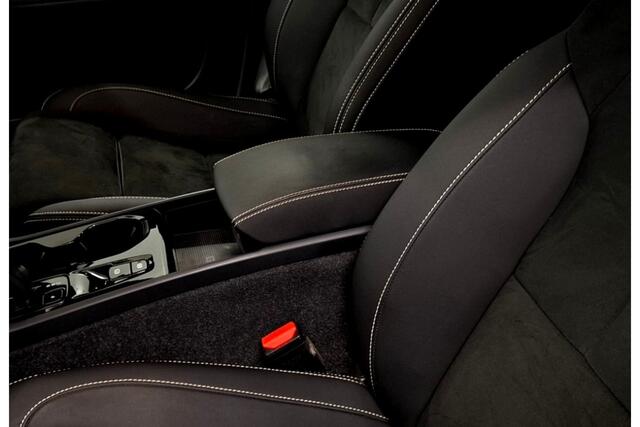 Volvo XC40 1.5 T4 155kW/211pk DCT7 Plug-in hybrid Ultimate Bright PANORAMADAK + HARMAN/KARDON + EL.TREKHAAK + ADAPT.CRUISE + MATRIX LED + LANE ASSIST + LEER/ALCANTARA + STOEL-&STUURVERWARMING + CAMERA + BLIS + EL.STOELEN + PARKSENSOREN V&A + 19" LM-VELGEN!!