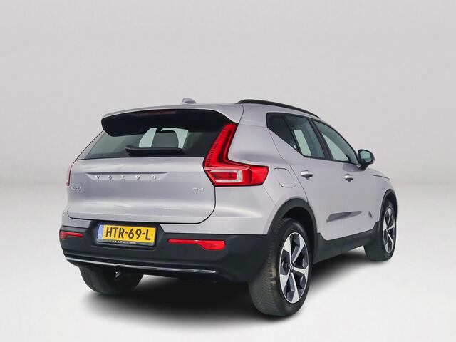 Volvo XC40 B4 Plus Dark Modeljaar 2026 | Parkeercamera | Harman Kardon | Stoel- en Stuurverwarming | Trekhaak