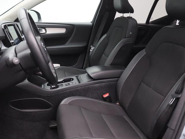 Volvo XC40 2.0 T4 AWD 190PK Aut. Pano-Schuifdak, Trekhaak, Side Assist, Adaptieve Cruise Controle, Harman Kardon Audio, 19" LM Velgen