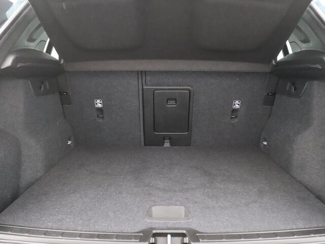 Volvo XC40 2.0 T4 AWD 190PK Aut. Pano-Schuifdak, Trekhaak, Side Assist, Adaptieve Cruise Controle, Harman Kardon Audio, 19" LM Velgen