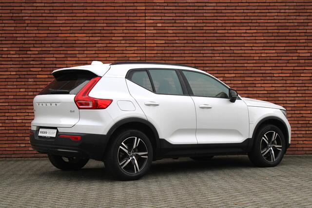 Volvo XC40 B4 Plus Dark | Verwarmde Stoelen+Stuurwiel | Semi- Elektrische Trekhaak | Verwarmbare Voorruit | AppleCarplay / AndroidAuto | Keyless Entry/Start | Harman Kardon Premium Audio | Park Assist |