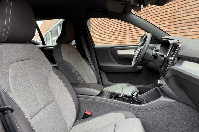 Volvo XC40 B4 Plus Dark | Verwarmde Stoelen+Stuurwiel | Semi- Elektrische Trekhaak | Verwarmbare Voorruit | AppleCarplay / AndroidAuto | Keyless Entry/Start | Harman Kardon Premium Audio | Park Assist |