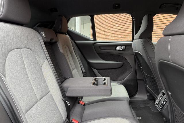 Volvo XC40 B4 Plus Dark | Verwarmde Stoelen+Stuurwiel | Semi- Elektrische Trekhaak | Verwarmbare Voorruit | AppleCarplay / AndroidAuto | Keyless Entry/Start | Harman Kardon Premium Audio | Park Assist |
