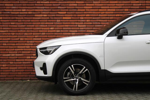 Volvo XC40 B4 Plus Dark | Verwarmde Stoelen+Stuurwiel | Semi- Elektrische Trekhaak | Verwarmbare Voorruit | AppleCarplay / AndroidAuto | Keyless Entry/Start | Harman Kardon Premium Audio | Park Assist |
