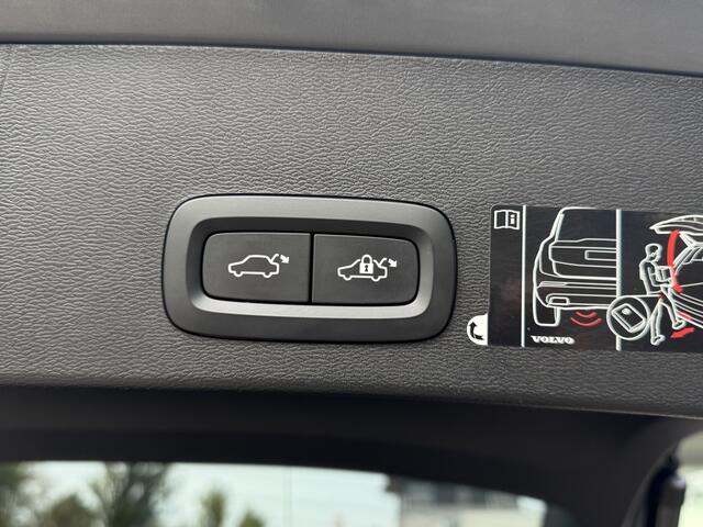 Volvo XC40 2.0 T4 Momentum | Trekhaak | CarPlay | Keyless | Leder