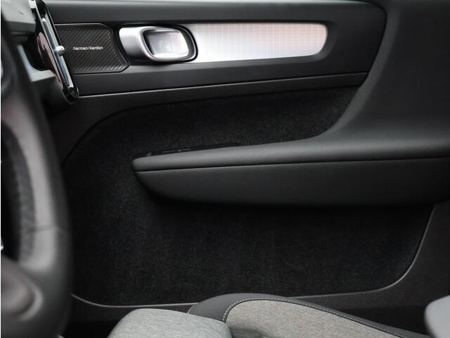 Volvo XC40 2.0 B4 Plus Dark / Trekhaak / Harman Kardon / Elektr. bed. stoelen / Stoel+stuur+voorruitverwarming