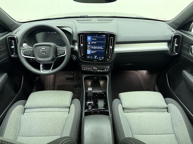 Volvo XC40 T4 211pk Plus Dark / Harman&Kardon / Elektr. Stoelen / Keyless / Trekhaak / Adapt. Cruise / 18'' + All Season / PDC + Camera / Stoel + Stuurw. Verwarming /