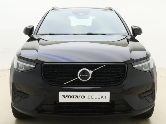 Volvo XC40 T4 211pk Plus Dark / Harman&Kardon / Elektr. Stoelen / Keyless / Trekhaak / Adapt. Cruise / 18'' + All Season / PDC + Camera / Stoel + Stuurw. Verwarming /