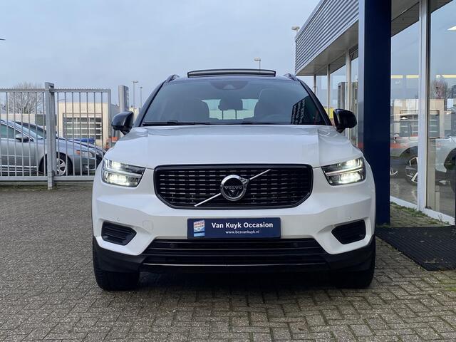 Volvo XC40 1.5 T4 Recharge R-Design / Automaat / NL-Auto / Dealer-Onderhouden / Half-Leder / Pilot-Assist / Open-Panodak / Elektr.-Uitklapbare Trekhaak / Stoel- en Stuurverwarming / Adaptieve Cruise-Control Stop&Go / Climate-Control / Keyless / LED / Dodehoek-Detect