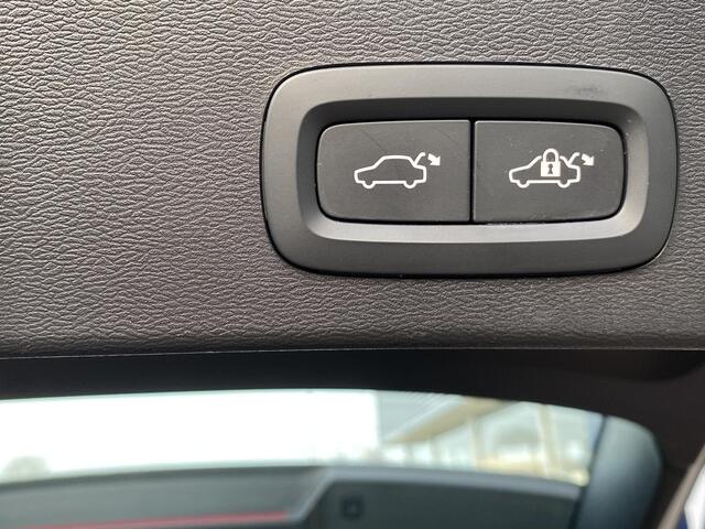 Volvo XC40 1.5 T4 Recharge R-Design / Automaat / NL-Auto / Dealer-Onderhouden / Half-Leder / Pilot-Assist / Open-Panodak / Elektr.-Uitklapbare Trekhaak / Stoel- en Stuurverwarming / Adaptieve Cruise-Control Stop&Go / Climate-Control / Keyless / LED / Dodehoek-Detect