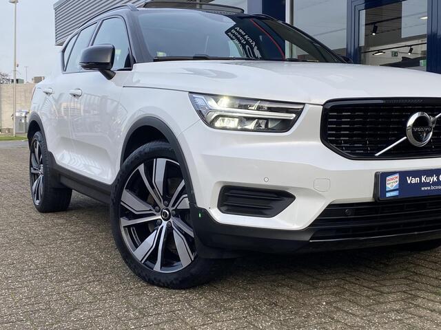 Volvo XC40 1.5 T4 Recharge R-Design / Automaat / NL-Auto / Dealer-Onderhouden / Half-Leder / Pilot-Assist / Open-Panodak / Elektr.-Uitklapbare Trekhaak / Stoel- en Stuurverwarming / Adaptieve Cruise-Control Stop&Go / Climate-Control / Keyless / LED / Dodehoek-Detect