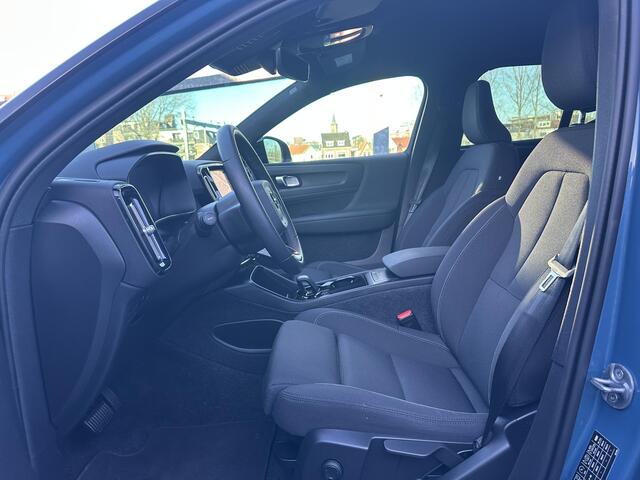 Volvo XC40 Recharge Core 70 kWh Verwarmde stoelen voor, Verwarmd stuurwiel, Trekhaak semi elektrisch, Parkeer camera, Parkeer verwarming, Volvo On call