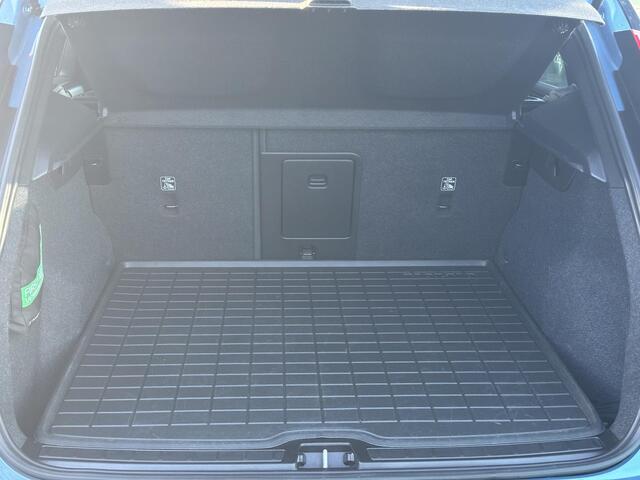 Volvo XC40 Recharge Core 70 kWh Verwarmde stoelen voor, Verwarmd stuurwiel, Trekhaak semi elektrisch, Parkeer camera, Parkeer verwarming, Volvo On call