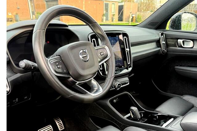 Volvo XC40 Recharge P8 AWD 300kW/408pk Aut. R-Design PANORAMADAK + HARMAN/KARDON + ADAPT.CRUISE + EL.TREKHAAK + 360 CAMERA + BLIS + PILOT ASSIST + GOOGLE DASHBOARD + LANE ASSIST + NAPPALEDER + STOEL-/ACHTERBANK-&STUURVERWARMING + PARKSENSOREN V&A + 19" LM-VELGEN!!