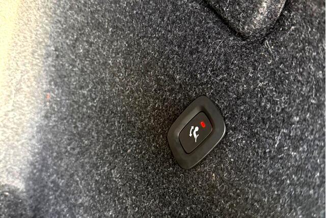 Volvo XC40 Recharge P8 AWD 300kW/408pk Aut. R-Design PANORAMADAK + HARMAN/KARDON + ADAPT.CRUISE + EL.TREKHAAK + 360 CAMERA + BLIS + PILOT ASSIST + GOOGLE DASHBOARD + LANE ASSIST + NAPPALEDER + STOEL-/ACHTERBANK-&STUURVERWARMING + PARKSENSOREN V&A + 19" LM-VELGEN!!