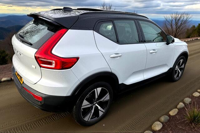 Volvo XC40 Recharge P8 AWD 300kW/408pk Aut. R-Design PANORAMADAK + HARMAN/KARDON + ADAPT.CRUISE + EL.TREKHAAK + 360 CAMERA + BLIS + PILOT ASSIST + GOOGLE DASHBOARD + LANE ASSIST + NAPPALEDER + STOEL-/ACHTERBANK-&STUURVERWARMING + PARKSENSOREN V&A + 19" LM-VELGEN!!