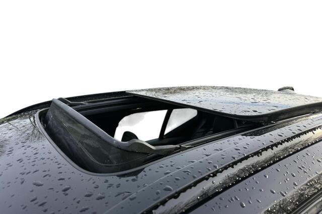 Volvo XC40 Recharge P8 AWD 300kW/408pk Aut. R-Design PANORAMADAK + HARMAN/KARDON + ADAPT.CRUISE + EL.TREKHAAK + 360 CAMERA + BLIS + PILOT ASSIST + GOOGLE DASHBOARD + LANE ASSIST + NAPPALEDER + STOEL-/ACHTERBANK-&STUURVERWARMING + PARKSENSOREN V&A + 19" LM-VELGEN!!