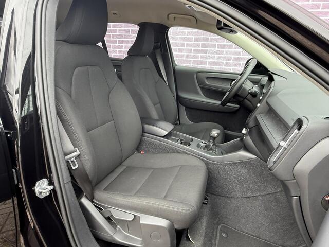 Volvo XC40 1.5 T2 Momentum Core VOORLOOP DE NEGRO | Camera | Parkeersensoren voor + Achter | Navigatie | On Call | Carplay | Regensensor |