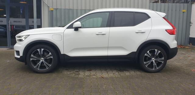 Volvo XC40 1.5 T5 TWIN ENGINE MOMENTUM PRO Panorama