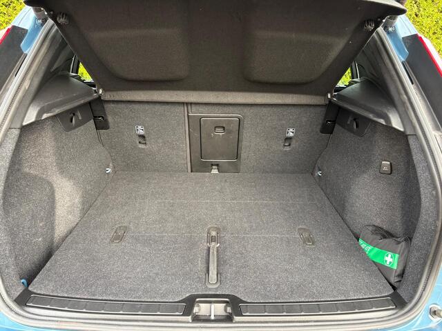 Volvo XC40 2.0 B4 Plus Dark | Elektrische stoelverstelling | Trekhaak | Harman/Kardon |