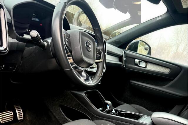 Volvo XC40 Recharge Twin Plis AWD 300kW/408pk Aut. R-Design SOH 92% ADAPT.CRUISE + EL.TREKHAAK + CAMERA + BLIS + PILOT ASSIST + GOOGLE DASHBOARD + LANE ASSIST + SPORTSTOELEN + STOEL-&STUURVERWARMING + PARKSENSOREN V&A + 19" LM-VELGEN!!