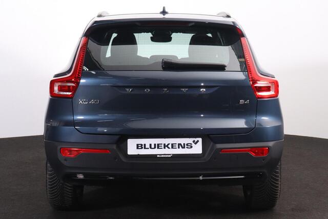 Volvo XC40 B4 Plus Dark - IntelliSafe Assist & Surround - Harman/Kardon audio - Parkeercamera achter - Verwarmde voorstoelen & stuur - Parkeersensoren voor & achter - Elektr. bedienb. voorstoelen met geheugen links - Draadloze tel. lader - Elektr. inklapbare trekhaa