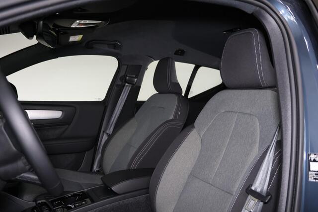 Volvo XC40 B4 Plus Dark - IntelliSafe Assist & Surround - Harman/Kardon audio - Parkeercamera achter - Verwarmde voorstoelen & stuur - Parkeersensoren voor & achter - Elektr. bedienb. voorstoelen met geheugen links - Draadloze tel. lader - Elektr. inklapbare trekhaa