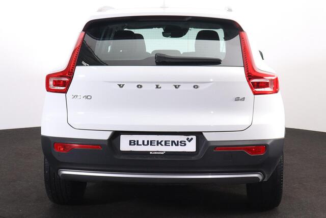 Volvo XC40 B4 Business Pro - IntelliSafe Assist & Surround - Parkeercamera achter - Verwarmde voorstoelen, stuur & achterbank - Parkeersensoren voor & achter - High Performance audio - Standkachel - Elektr. inklapbare trekhaak - 18' LMV