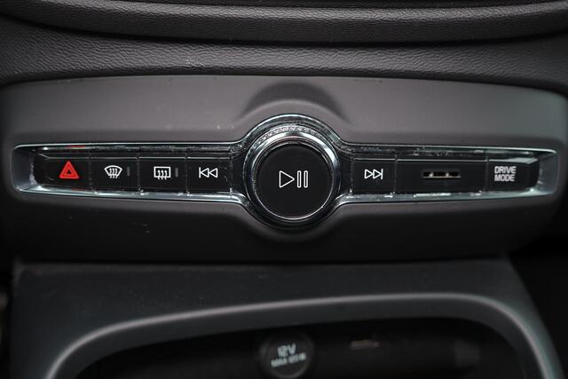 Volvo XC40 T3 Momentum - IntelliSafe Assist & Surround - Harman/Kardon audio - Adaptieve LED koplampen - Parkeercamera achter - Verwarmde voorstoelen - Parkeersensoren voor & achter - Elektr. bedienb. voorstoelen met geheugen links - Draadloze tel. lader - 18' LMV