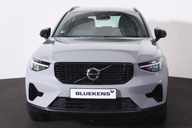 Volvo XC40 B4 Plus Dark - IntelliSafe Assist & Surround - Harman/Kardon audio - Parkeercamera achter - Verwarmde voorstoelen & stuur - Parkeersensoren voor & achter - Elektr. bedienb. voorstoelen met geheugen links - Draadloze tel. lader - Elektr. inklapbare trekhaa
