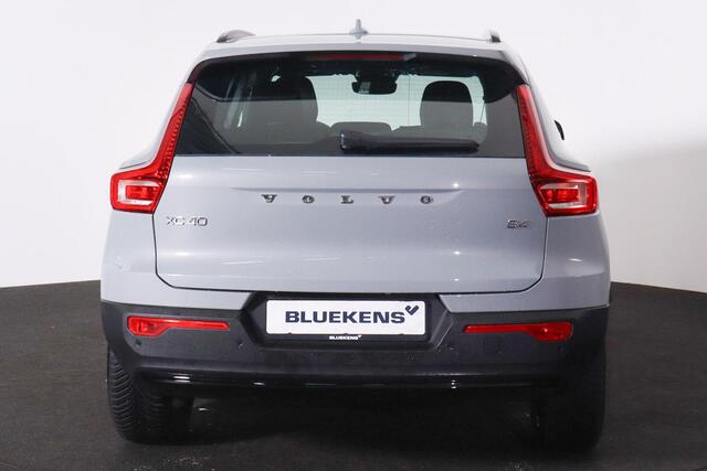 Volvo XC40 B4 Plus Dark - IntelliSafe Assist & Surround - Harman/Kardon audio - Parkeercamera achter - Verwarmde voorstoelen & stuur - Parkeersensoren voor & achter - Elektr. bedienb. voorstoelen met geheugen links - Draadloze tel. lader - Elektr. inklapbare trekhaa