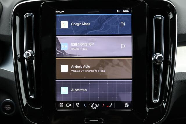 Volvo XC40 B4 Plus Dark - IntelliSafe Assist & Surround - Harman/Kardon audio - Parkeercamera achter - Verwarmde voorstoelen & stuur - Parkeersensoren voor & achter - Elektr. bedienb. voorstoelen met geheugen links - Draadloze tel. lader - Elektr. inklapbare trekhaa