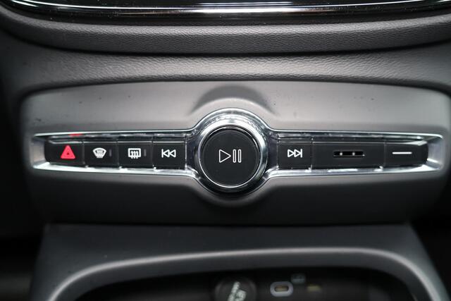 Volvo XC40 B4 Plus Dark - IntelliSafe Assist & Surround - Harman/Kardon audio - Parkeercamera achter - Verwarmde voorstoelen & stuur - Parkeersensoren voor & achter - Elektr. bedienb. voorstoelen met geheugen links - Draadloze tel. lader - Elektr. inklapbare trekhaa