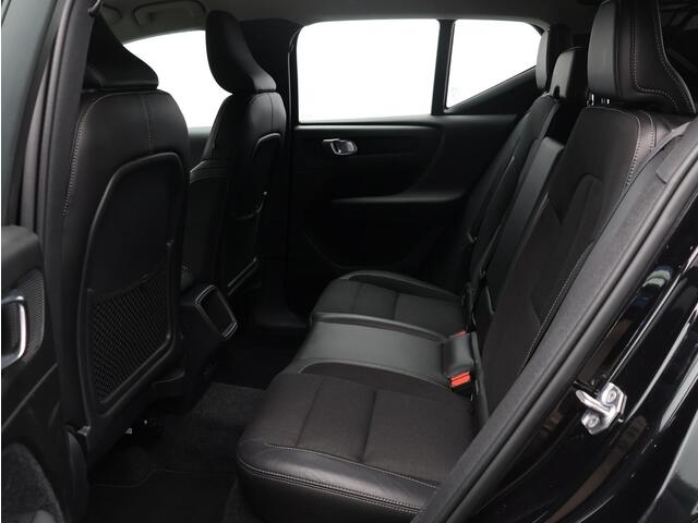 Volvo XC40 2.0 T4 Momentum Pro / Trekhaak / Stoel+stuurwielverwarming / CarPlay / Parkeercamera