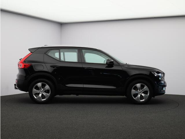 Volvo XC40 2.0 T4 Momentum Pro / Trekhaak / Stoel+stuurwielverwarming / CarPlay / Parkeercamera