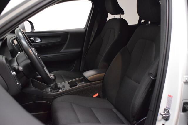 Volvo XC40 T3 157pk/ Trekhaak 1600kg/ Apple CarPlay/ Cruise/ Parkeerverw./ Stuur & Stoel verw./ Achterbank verw