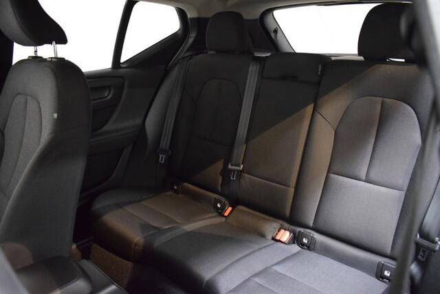 Volvo XC40 T3 157pk/ Trekhaak 1600kg/ Apple CarPlay/ Cruise/ Parkeerverw./ Stuur & Stoel verw./ Achterbank verw