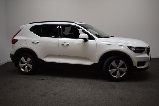 Volvo XC40 T3 157pk/ Trekhaak 1600kg/ Apple CarPlay/ Cruise/ Parkeerverw./ Stuur & Stoel verw./ Achterbank verw