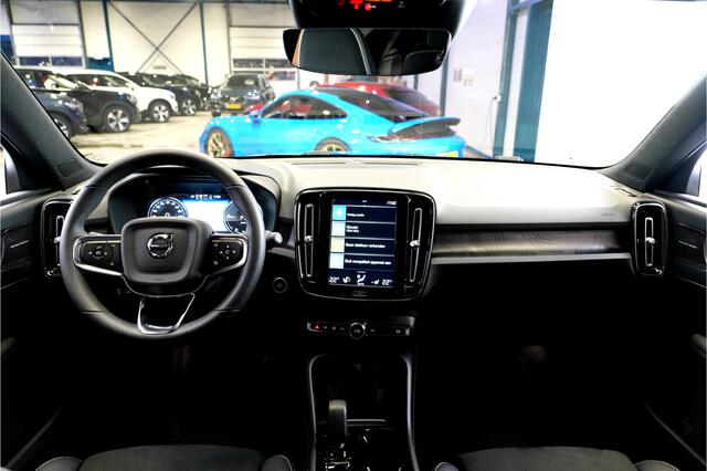 Volvo XC40 1.5 T5 Plug-in Hybrid 193kW/262pk DCT7 Ultimate Bright PANORAMADAK + EL.TREKHAAK + HARMAN/KARDON + ADAPT.CRUISE + PILOT ASSIST + NAVI SENSUS + BLIS + LANE ASSIST + EL.STOELEN + STOEL-&STUURVERWARMING + CAMERA + KEYLESS + PARKSENSOREN V&A + 19" LM-VELGEN!