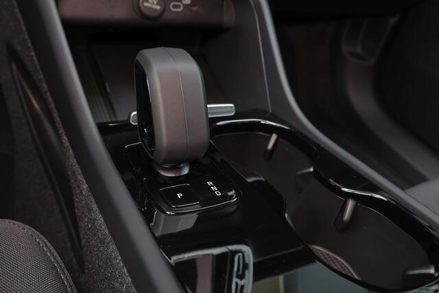 Volvo XC40 Recharge Twin Plus 82 kWh - IntelliSafe Assist & Surround - Parkeercamera achter - Verwarmde voorstoelen & stuur - Parkeersensoren voor & achter - Draadloze tel. lader - Warmtepomp - Extra getint glas - Elektr. inklapbare trekhaak - 19' LMV