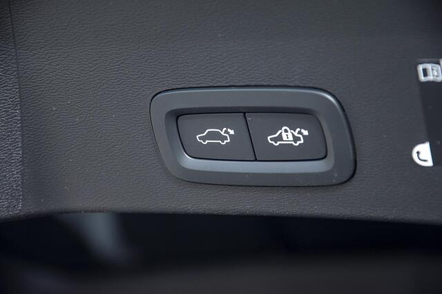 Volvo XC40 1.5 T5 RECHARGE R-DESIGN / TREKHAAK / LAGE KMST