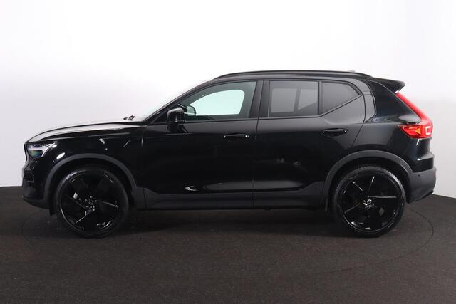 Volvo XC40 B3 Plus Black Edition - Panorama/schuifdak - IntelliSafe Assist & Surround - 360º Camera - Harman/Kardon audio - Verwarmde voorstoelen & stuur - Parkeersensoren voor & achter - Elektr. bedienb. voorstoelen met geheugen links - Draadloze tel. lader - Extra