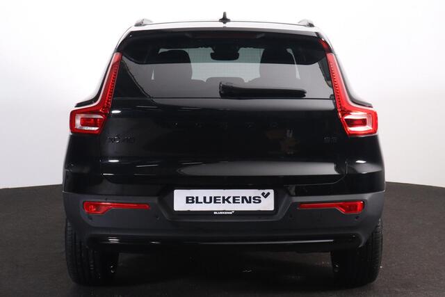 Volvo XC40 B3 Plus Black Edition - Panorama/schuifdak - IntelliSafe Assist & Surround - 360º Camera - Harman/Kardon audio - Verwarmde voorstoelen & stuur - Parkeersensoren voor & achter - Elektr. bedienb. voorstoelen met geheugen links - Draadloze tel. lader - Extra