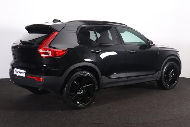 Volvo XC40 B3 Plus Black Edition - Panorama/schuifdak - IntelliSafe Assist & Surround - 360º Camera - Harman/Kardon audio - Verwarmde voorstoelen & stuur - Parkeersensoren voor & achter - Elektr. bedienb. voorstoelen met geheugen links - Draadloze tel. lader - Extra