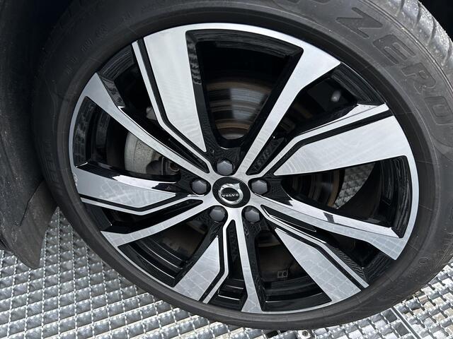 Volvo XC40 Recharge P8 AWD R-Design Panoramadak, Harman-Kardon premium audio, 360gr. Camera, Electr. stoelen, Semi electr. trekhaak, 20 inch lm-velgen, 1e eigenaar.