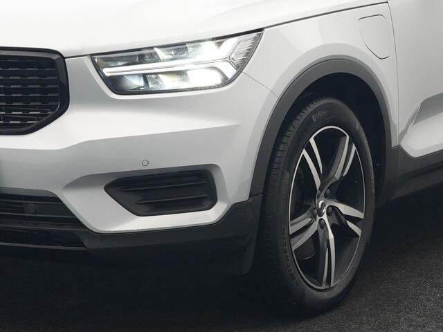 Volvo XC40 T5 Twin Engine R-Design Plug In Hybrid 262pk Dealer O.H. PHEV | Panodak | Camera | Harman & Kardon | Apple Carplay | Cruise Control | Navigatie | 19"L.M | Virtual |