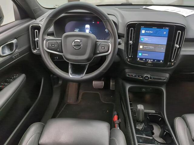 Volvo XC40 Recharge P8 AWD R-Design 1e Eigenaar | Volledig Onderh | BTW | NL-Auto | Trekhaak | Elek Stoel+memory | Elek Klep | Camera | Leder | 1 Kabel | Winterpack | Ad Cruise | Climate | Navi |