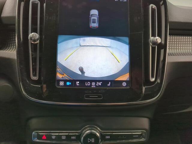 Volvo XC40 Recharge P8 AWD R-Design 1e Eigenaar | Volledig Onderh | BTW | NL-Auto | Trekhaak | Elek Stoel+memory | Elek Klep | Camera | Leder | 1 Kabel | Winterpack | Ad Cruise | Climate | Navi |