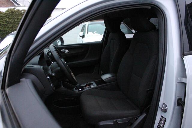 Volvo XC40 1.5 T2 Momentum Core | WEGKL-TRHAAK | CLIMA | PDC-A | DAB | 17'LMV | CARPLAY | E-KLEP | LED |