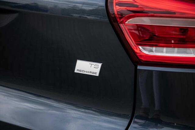 Volvo XC40 1.5 T5 Recharge R-Design | Adaptieve Cruise Control | Panoramadak | 360° parkeercamera | Trekhaak | Stoel-/Stuurverwarming | Lederen Bekleding |